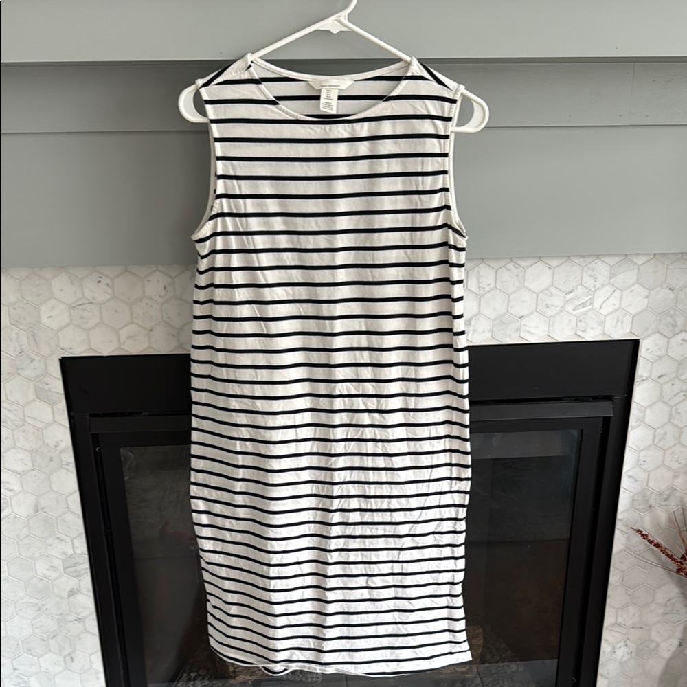 Mama Maternity H&M dress- like new, nursing friendly!